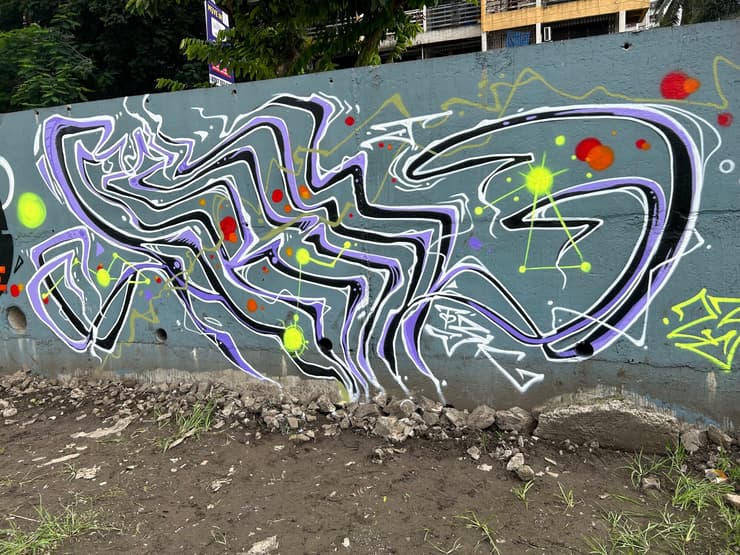 Purple wildstyle, grey wall, Mumbai