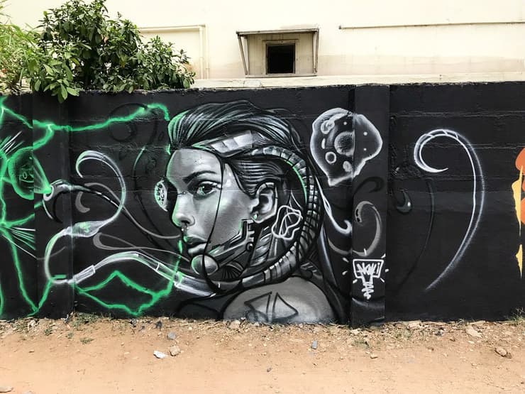 Molotow jam, woman on black wall