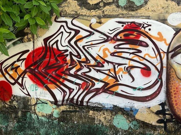 Brown-red wildstyle, crumbling wall, Mahabalipuram