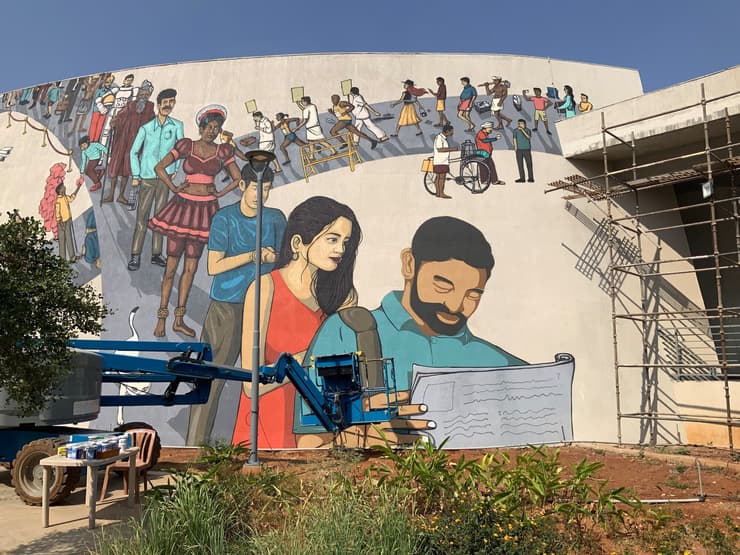 Crowd and readers, curved wall
